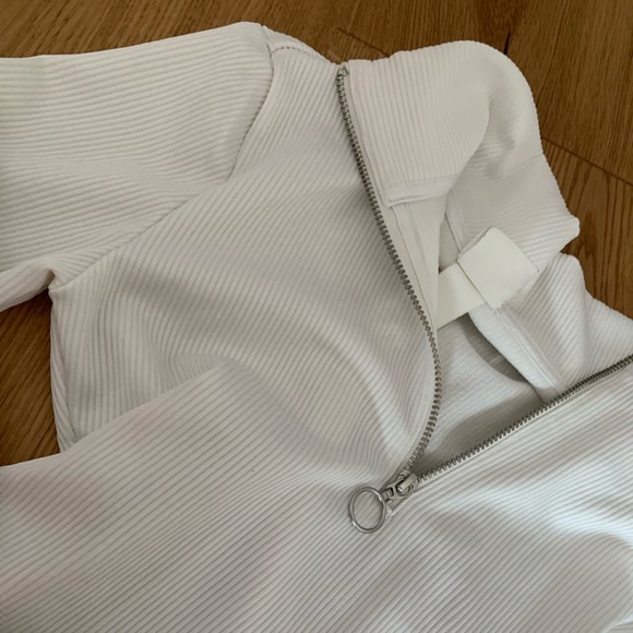 White tight sweater Size: XS Brand: H&M the Color’s white.This piece is adorable - Picture 3 of 5